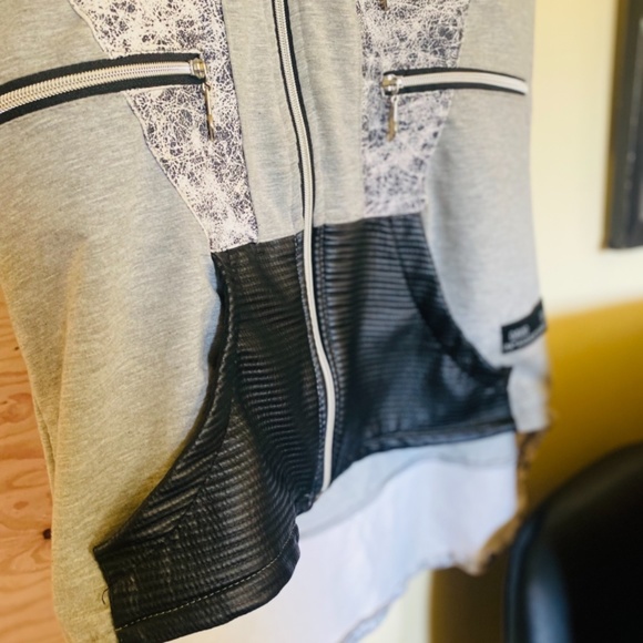 Ninja  zip-up sleeveless hoodie - Picture 3 of 5